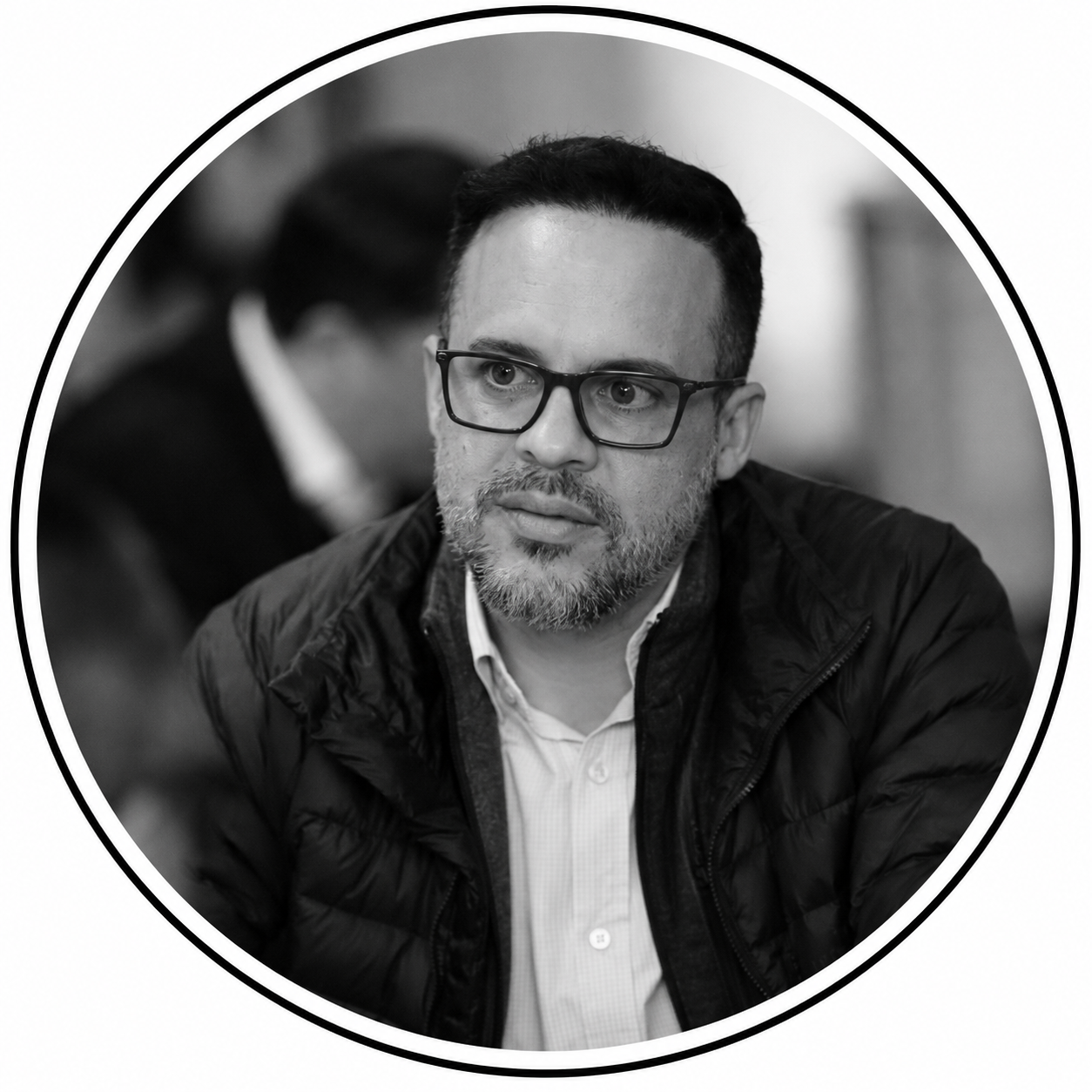 Retrato de Gabriel Pavão, estrategista de marketing, palestrante e autor de Além da Superfície